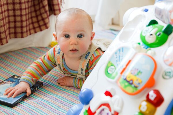 Fra vugge til kravlegård: Babylegetøj, der passer til hvert udviklingstrin