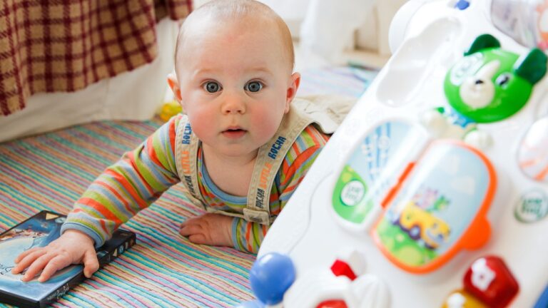 Fra vugge til kravlegård: Babylegetøj, der passer til hvert udviklingstrin