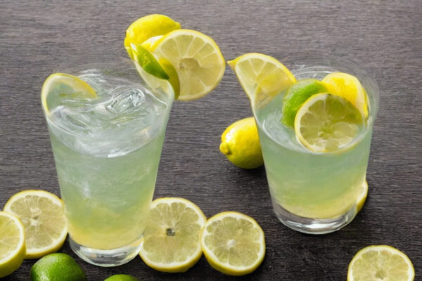 Sådan kan du lave din egen citrusvand med citronsyre fra Dr. Oetker